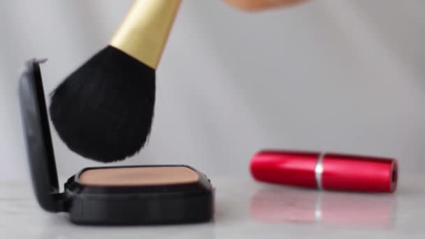 化粧品や美容ブランドの背景として大理石テーブル、パウダー、口紅やブラシ上の化粧品 - 映像、動画