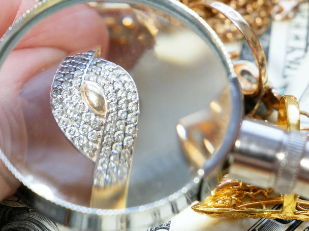 ювелирный лом золота и серебра и денег, концепция ломбарда  - Фото, изображение