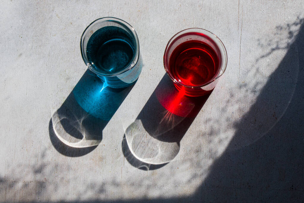 Матрица выбор пленки, цветная вода стекло, реагенты в лабораторном оборудовании, свет и тени - Фото, изображение