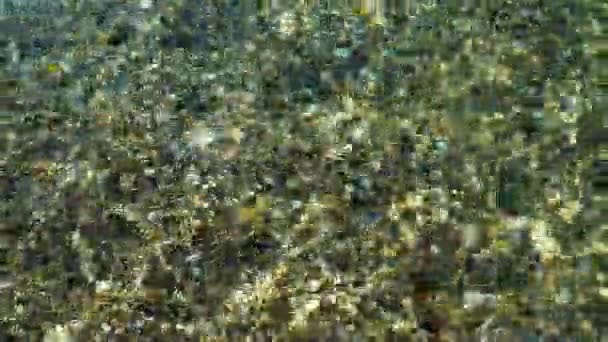 Διαφανές θαλασσινό νερό κυματίζει, λαμπυρίζει με αντανακλάσεις - Πλάνα, βίντεο