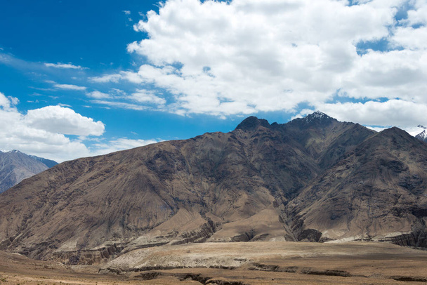 Ladakh, Inde - Belle vue panoramique depuis Entre Diskit et Khardung La Pass (5359m) dans la vallée de Nubra, Ladakh, Jammu-et-Cachemire, Inde. - Photo, image