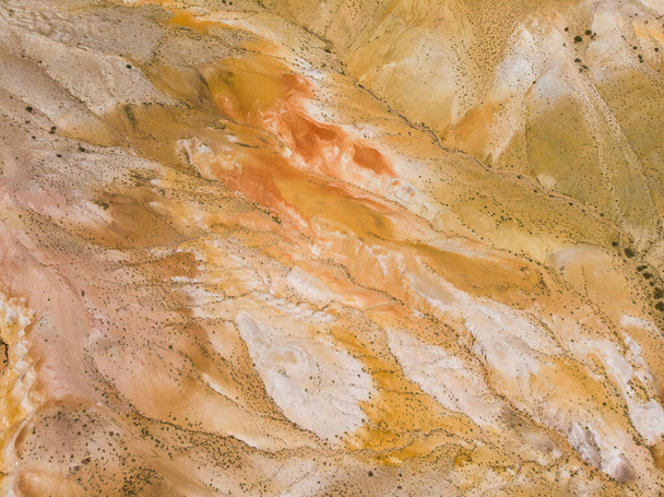 Εναέρια λήψη των υφασμένων κίτρινων nad κόκκινων βουνών που μοιάζουν με την επιφάνεια του Άρη - Φωτογραφία, εικόνα