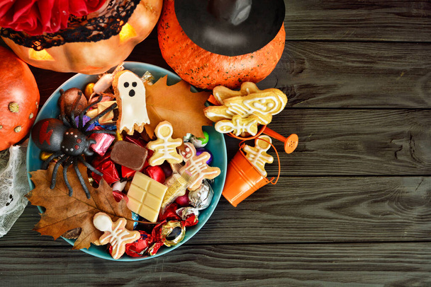 Halloween Jack o Lantern candy bowl with candy and halloween cookies Trick or Treat  card - Foto, immagini