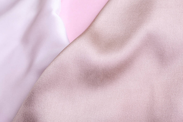Abstracte achtergrond in zachte kleuren van zijden stoffen op roze parelpapier. Prachtige trendtextuur. - Foto, afbeelding