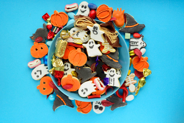 Halloween Jack o Lantern candy bowl with candy and halloween cookies Trick or Treat  card - Foto, Bild