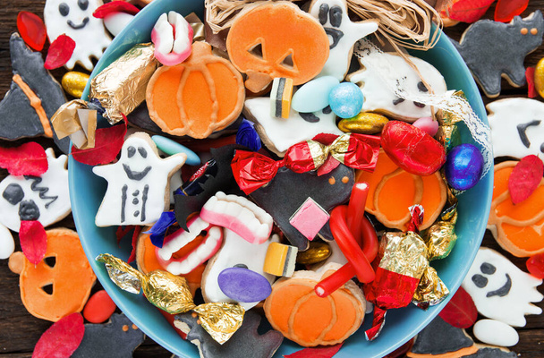 Halloween Jack o Laterne Süßigkeitenschale mit Süßigkeiten und Halloween-Plätzchen Trick or Treat-Karte - Foto, Bild