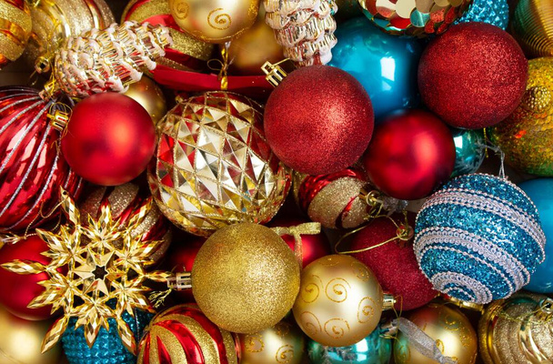 Noel ağacı toplarının üst görüntüsü: parlak altın, dokulu kırmızı ve mavi toplar, altın kar tanesi. Şenlik havası - Fotoğraf, Görsel