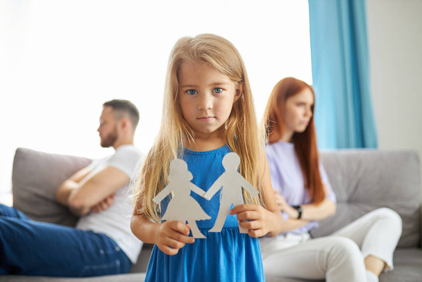little daughter girl doesnt want parents to be divorced - Foto, immagini