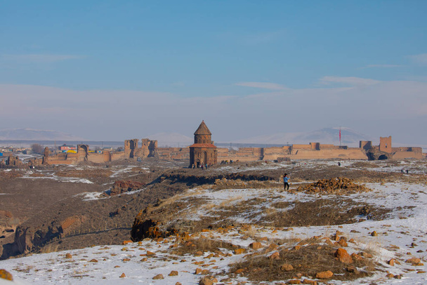 Ani Ruins, Ani è una città-sito in rovina situata nella provincia turca di Kars. Medievale, blu. - Foto, immagini
