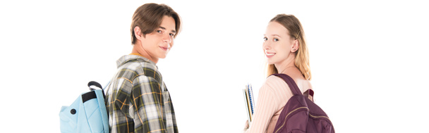 Panoramaaufnahme von Teenagern mit Rucksäcken und Notizbüchern, die isoliert auf Weiß in die Kamera lächeln - Foto, Bild