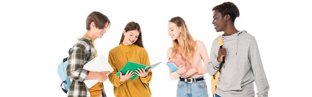 Horizontale Ernte lächelnder multikultureller Teenager mit Laptop, Notizbuch und Rucksack isoliert auf weißem Grund - Foto, Bild