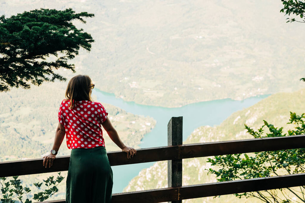 Νεαρή γυναίκα εξερευνητής της φύσης απολαμβάνοντας τη θέα από την άποψη του βουνού - Φωτογραφία, εικόνα