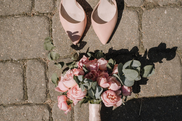 Wedding shoes and wedding paraphernalia, wedding gold rings, wedding bouquet. - Fotoğraf, Görsel