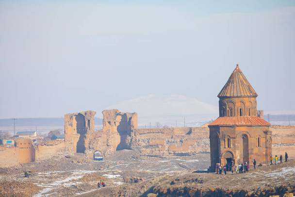 Ani Ruins, Ani è una città-sito in rovina situata nella provincia turca di Kars. Medievale, blu. - Foto, immagini