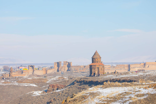 Ani Ruïnes, Ani is een verwoeste stad gelegen in de Turkse provincie Kars. Middeleeuws, blauw. - Foto, afbeelding