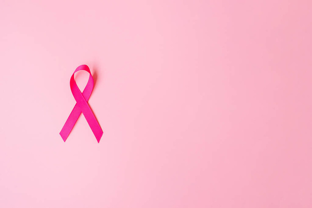Octobre Mois de sensibilisation au cancer du sein, Ruban rose sur fond rose pour soutenir les personnes vivant et malades. Concept de Journée internationale des femmes, des mères et du cancer - Photo, image