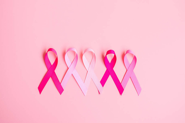 Október Mellrák Tudatosság hónap, Rózsaszín szalag rózsaszín háttér támogató emberek élő és betegség. Nemzetközi Nők, Anyák és Rákok Világnapja koncepció - Fotó, kép