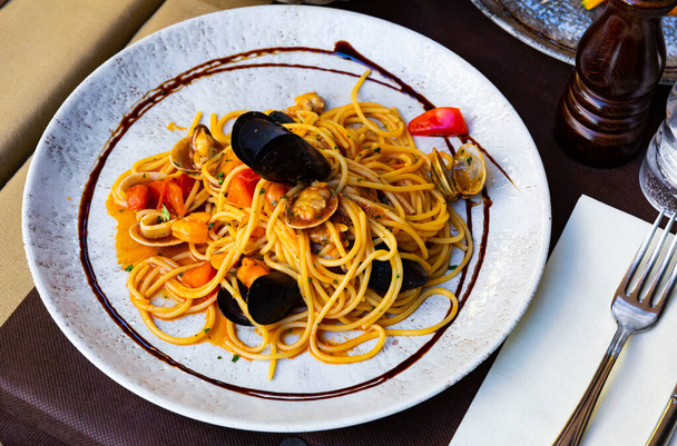Mediterranean pasta with seafood - Valokuva, kuva