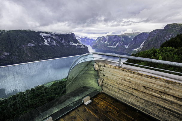 Point de vue Stegastein. La spectaculaire plate-forme d'observation Stegastein, 650 mètres au-dessus d'Aurlandsfjord. Aurland, Norvège.  - Photo, image