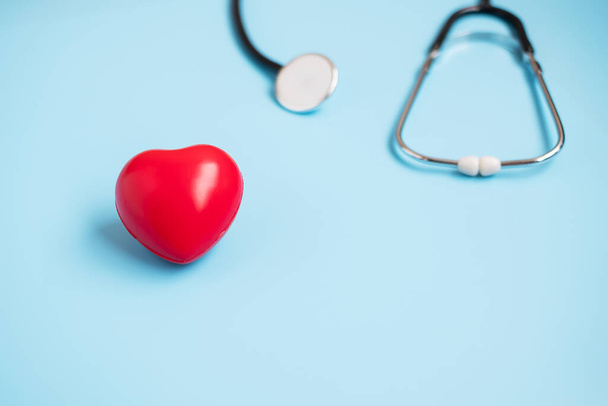 Top view Stetoskooppi punainen sydämen muoto sinisellä taustalla kopioi tilaa tekstiä. Terveydenhuolto, henkivakuutus, Terveyspäivä, Maailman sydänpäivä ja Happy Doctor Day konsepti - Valokuva, kuva