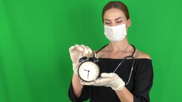 Ärztin mit gesundem Lebensstil - schwarzer Wecker auf grünem Bildschirm   - Filmmaterial, Video