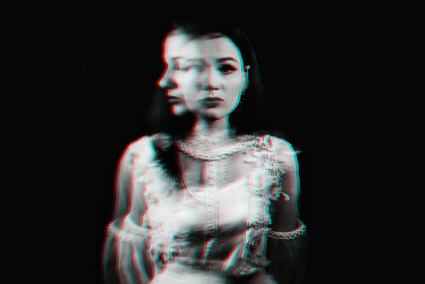 portret szalonej dziewczyny z zaburzeniami psychicznymi i chorobami schizofrenicznymi z rozmyciem - Zdjęcie, obraz