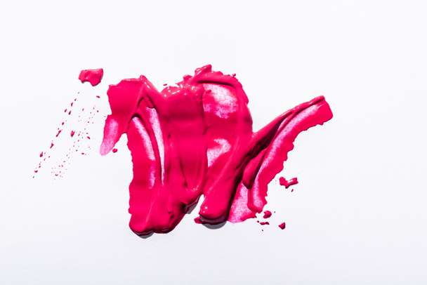 bovenaanzicht van roze lippenstift penseelstreken op witte achtergrond - Foto, afbeelding