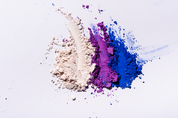vista dall'alto di viola, blu e polvere ombretto bianco - Foto, immagini