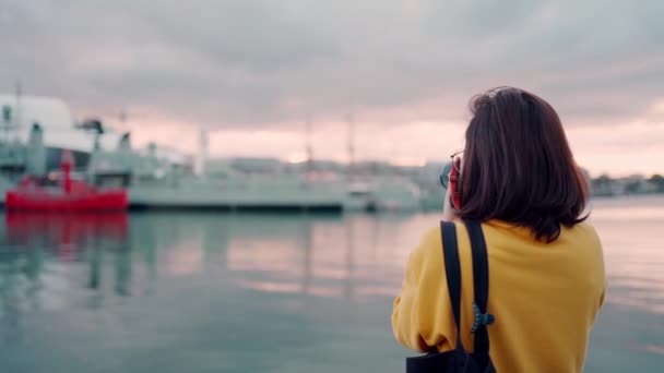 Asiatico donna turista prendere foto navi da guerra a Daring Harbor Sydney, Australia - Filmati, video