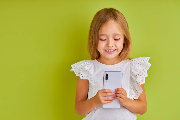 portrait of cute little girl with smartphone - Foto, Imagem