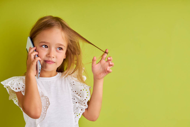adorable caucasian kid girl talk on phone - Fotoğraf, Görsel