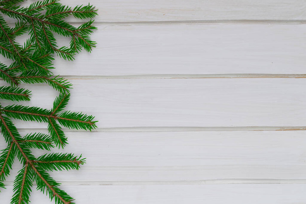 Sfondo natalizio, rami di abete verde, tavole bianche - Foto, immagini