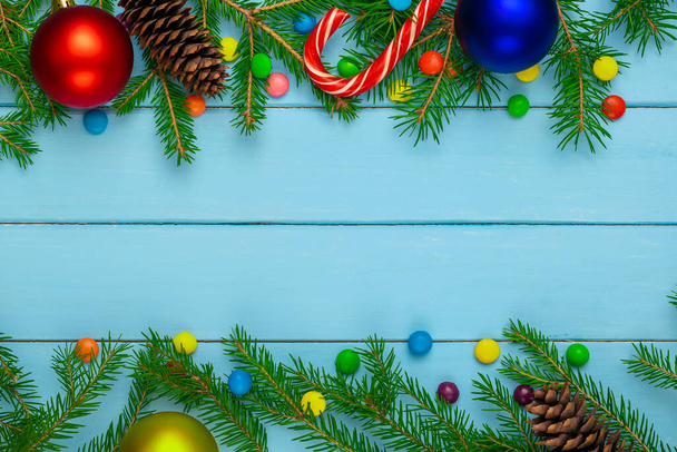 Vánoční pozadí, modré desky zelené větve barva koule, cukroví, - Fotografie, Obrázek
