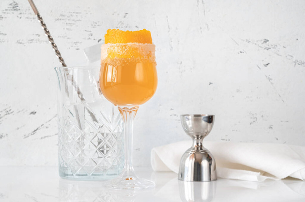 Bicchiere di Brandy Crusta cocktail guarnito con scorza d'arancia - Foto, immagini