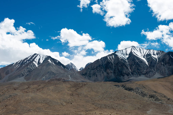 Ladakh, Hindistan - Ladakh, Jammu ve Kashmir 'deki Pangong Gölü yakınlarındaki Merak Köyü' nden güzel manzara. - Fotoğraf, Görsel