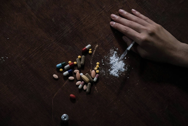 Asian Women are drug addicts to inject heroin into their veins themselves Thailand no to drug concept,The bad guy drugs in the desolate - Foto, afbeelding