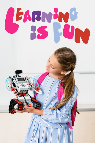 Studentessa tenendo robot vicino apprendimento è divertente illustrazione  - Foto, immagini