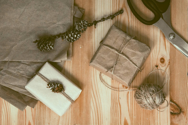 Cadeaux faits à la main sur une table en bois - Photo, image
