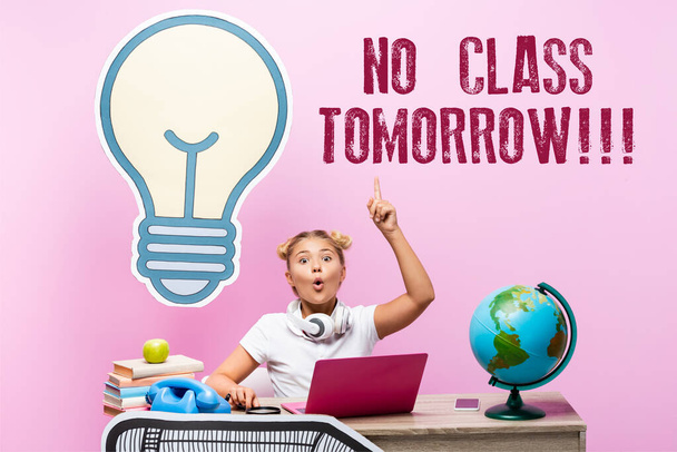 Escolar animado ter ideia perto de gadgets, arte de papel e sem aula amanhã lettering em fundo rosa - Foto, Imagem