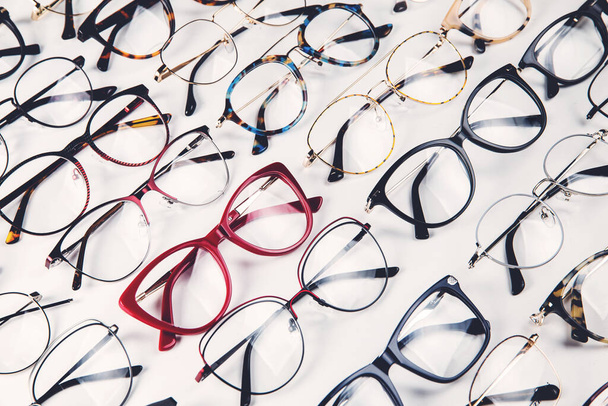teljes képkeret szemüveg a boltban - Fotó, kép