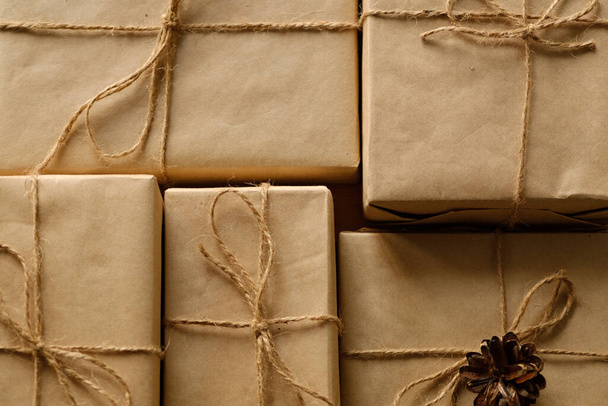 Viele Geschenke in Bastelverpackungen, von oben gesehen, flach gelegt. Das Konzept von Weihnachten und Neujahr, Geburtstag - Foto, Bild