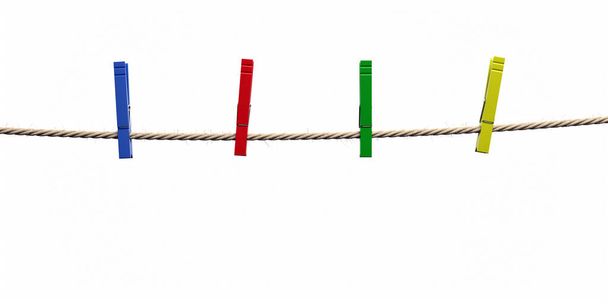 Прищіпки барвисті на мотузці одягу ізольовані вирізані на білому тлі. Прання ретро інструменти, кілки для одягу, що звисає. Шаблон, пробіл для копіювання. 3d ілюстрація
 - Фото, зображення