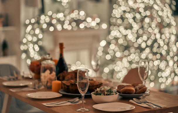 Το εορταστικό τραπέζι στο φόντο του χριστουγεννιάτικου δέντρου - Φωτογραφία, εικόνα