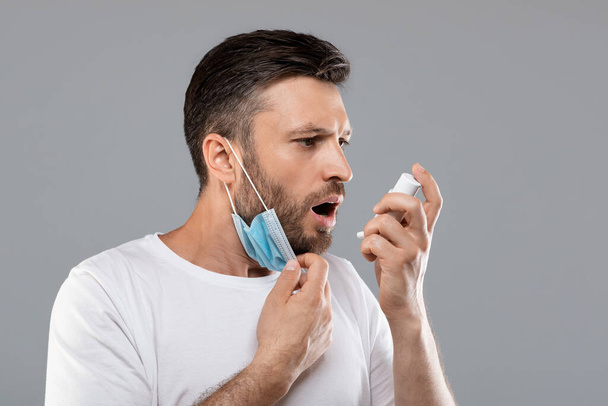 Muotokuva miehestä, jolla on suojaava naamio inhalaattorilla - Valokuva, kuva