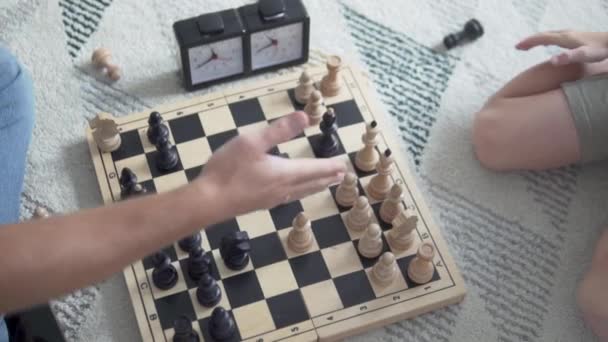 Kädenpuristus shakkilaudalla - Materiaali, video