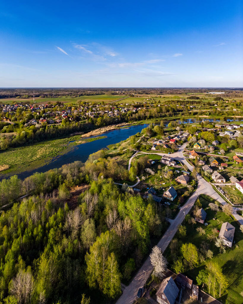 Fläche Landschaft Blick von Drohne mit kleinem Fluss Venta. Foto aus Europa. - Foto, Bild