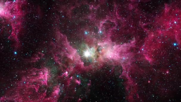Űrrepülés a Carina-köd csillagmezejére, középső ragyogó csillagokkal. 4K 3D renderelés. Repülés az űrben csillagmezővel, galaxissal és ködökkel. A NASA Hubble képek által biztosított elemek. - Felvétel, videó