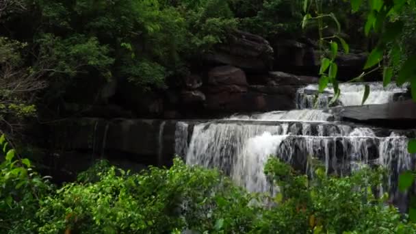 Gyönyörű vízesés zöld erdőben lőni lassú záridő, hogy a víz néz lágyabb, Thung Na Muang vízesés, Ubon Ratchathani Thaiföldön - Felvétel, videó
