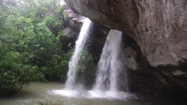 Удивительный Таиланд отверстие водопад форме сердца .Sangchan водопад. Национальный парк Пха Таем, Убонратчатани, Таиланд - Кадры, видео