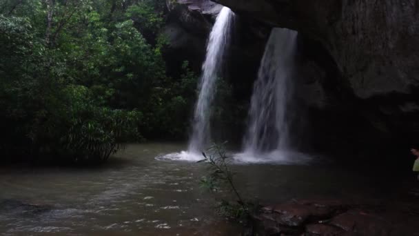 Erstaunlich Thailand das Loch Wasserfall Form Herz. Sangchan Wasserfall. Pha Taem Nationalpark, Ubonratchathani, Thailand - Filmmaterial, Video